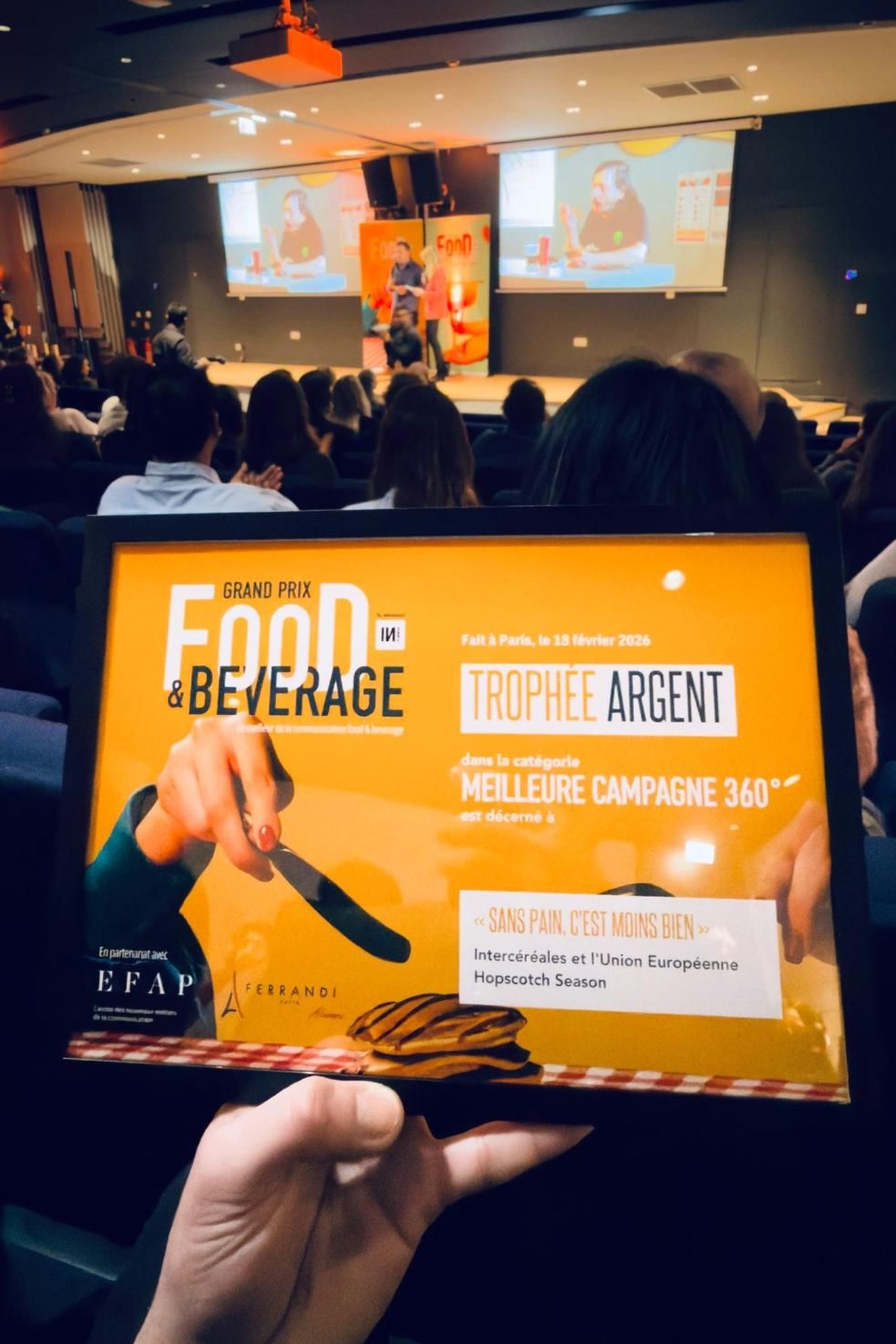 Trophée Argent Grand Prix Food & Beverage 2025, catégorie Meilleure campagne 360°, remis à Intercéréales pour « Sans pain, c'est moins bien ».