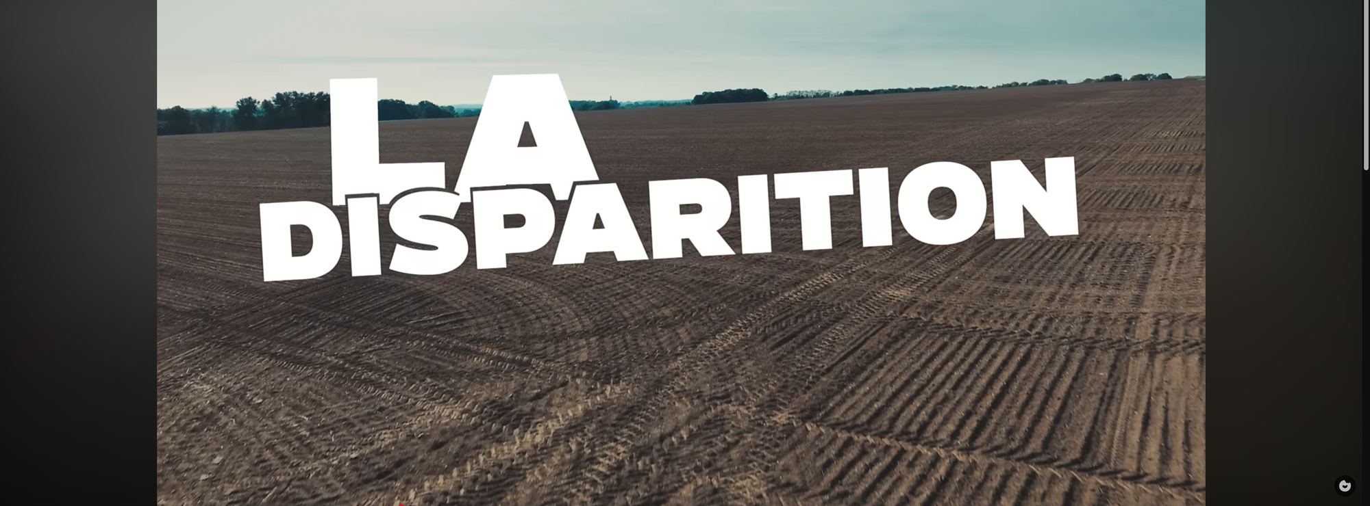Frame de la web-série « La Disparition » : titre du film posé sur un champ labouré stérile à perte de vue.