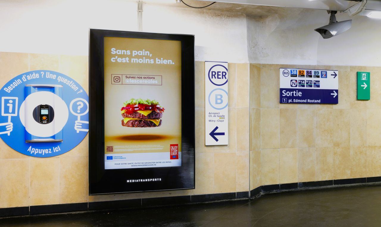 Affichage OOH de la campagne « Sans pain, c'est moins bien » en environnement urbain.