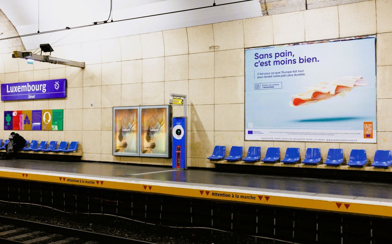 Affichage de la campagne « Sans pain, c'est moins bien » dans une ville étudiante.