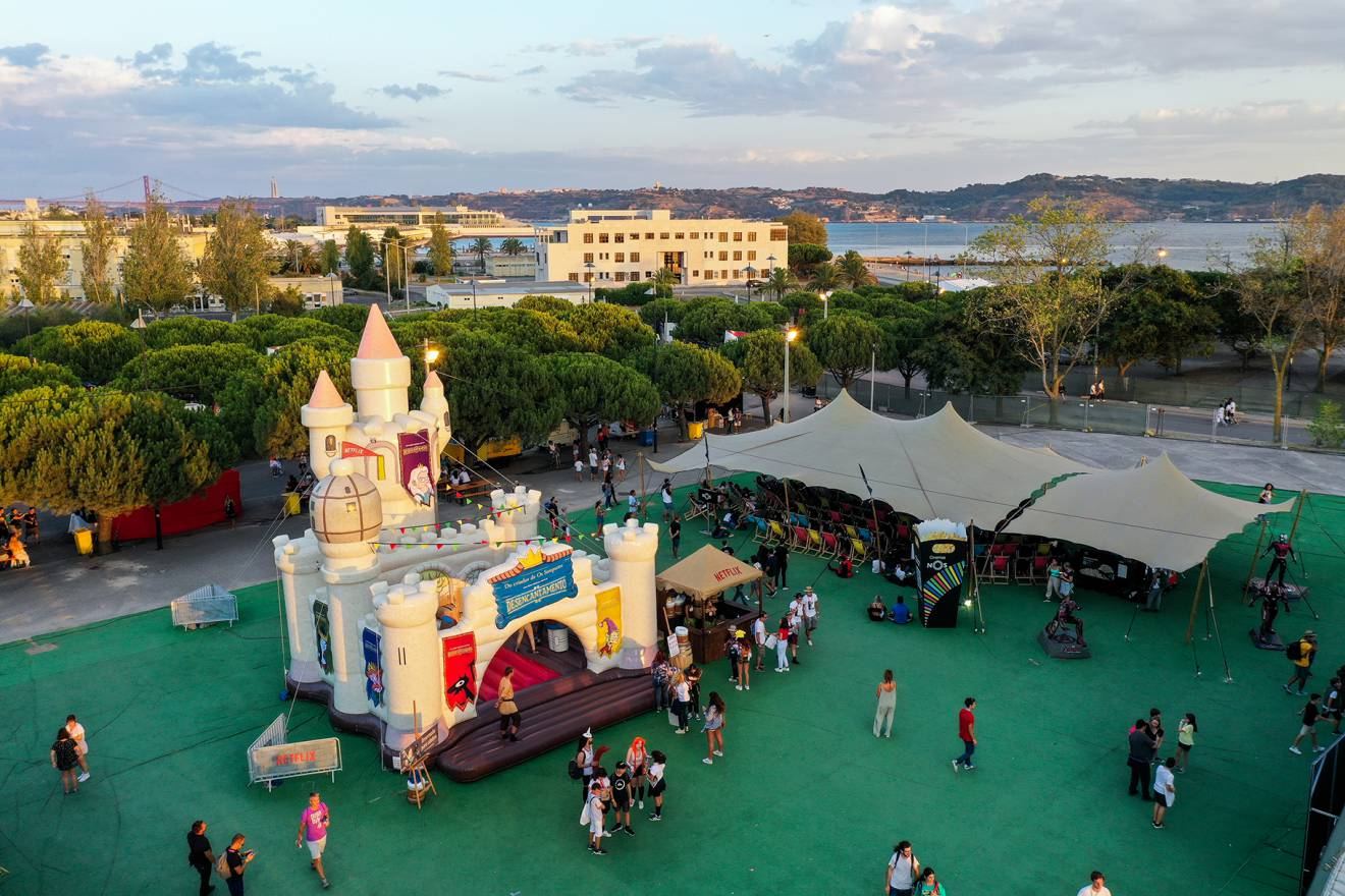 Le château Désenchantée vu de loin, foule du festival au premier plan.