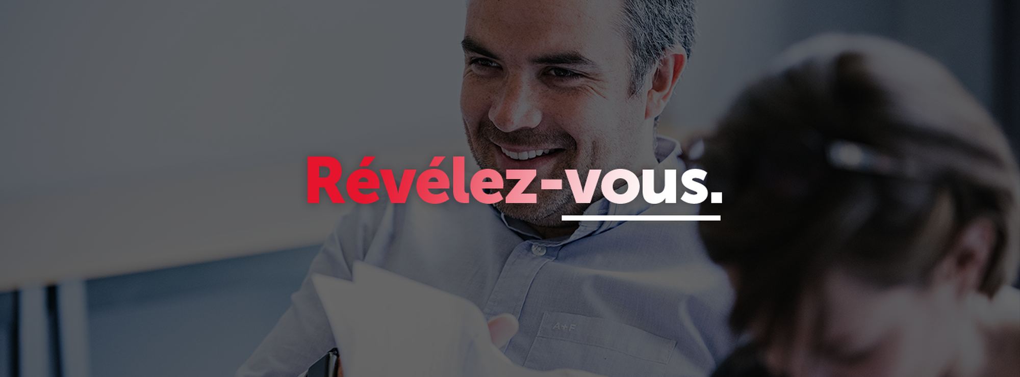 Bannière de la campagne Sciences Po Executive Education, signature « Révélez-vous » sur un homme souriant.