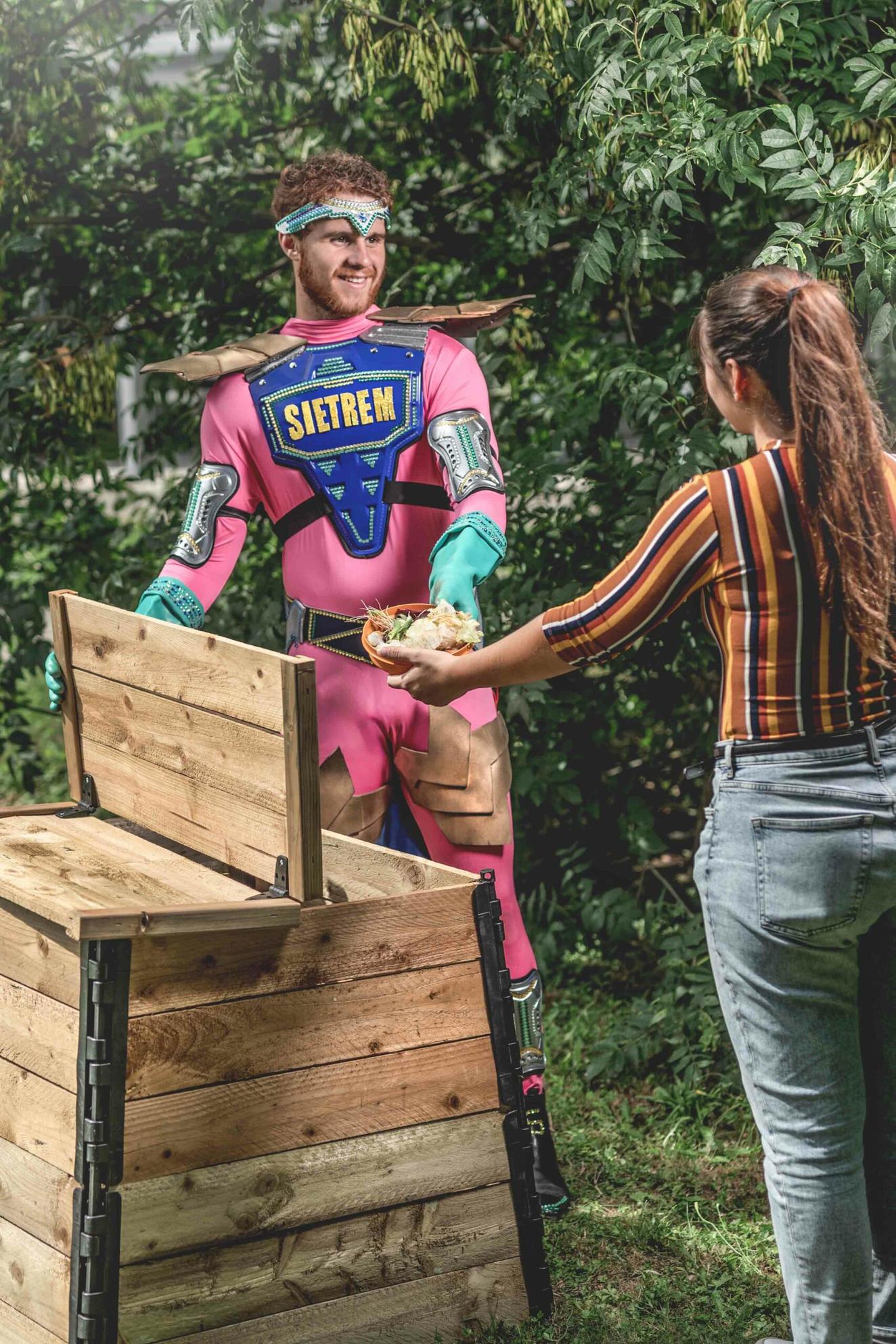 Super-héros SIETREM recevant un bol de déchets compostables.